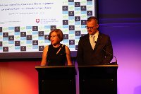 Generální konzulka ČR v Sydney Zuzana Slováková s generálním konzulem SR v Sydney Martinem Kabáčem během společného projevu.